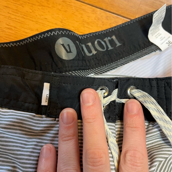 Vuori Shorts Mens 36 Cruise Board Shorts 7” Dark & Light Blue w/Grey Camo Trim - Picture 3 of 4